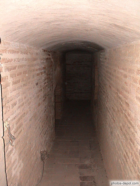 photo de couloir du labyrinthe dans la tour de la forteresse