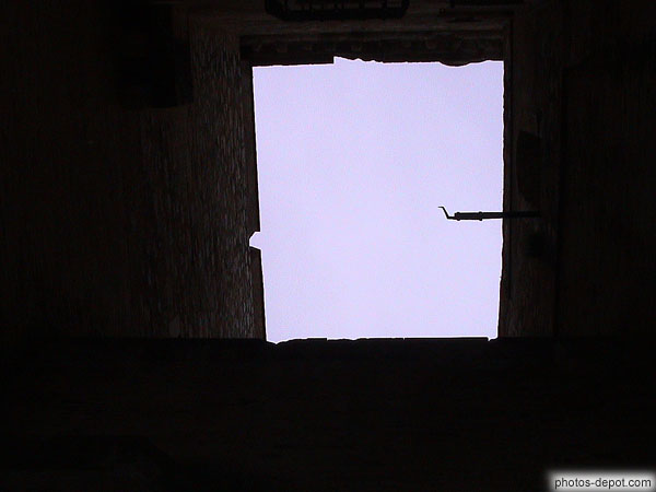 photo de ciel vu par un trou dans le toit de la forteresse