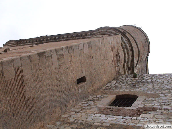 photo de tour massive de la forteresse