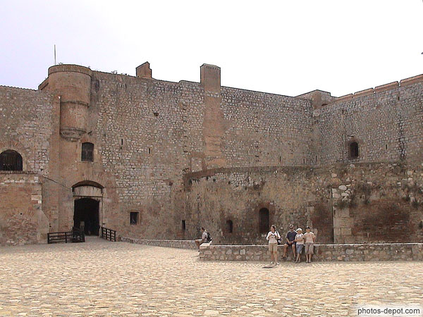 photo de vue de l'entrée de la forteresse depuis la place d'armes