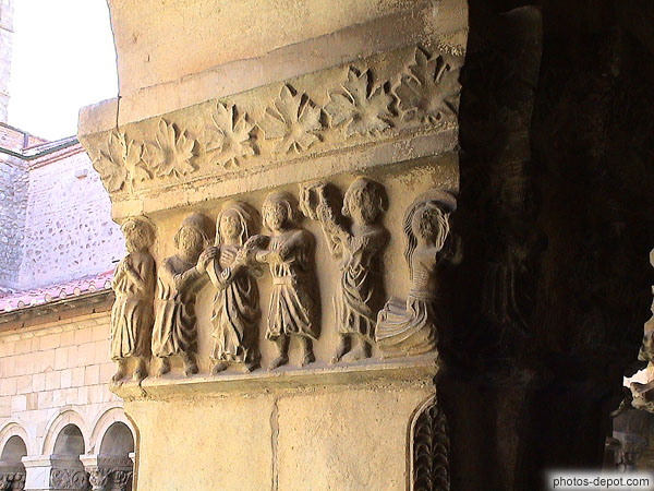 photo de Martyr de Sainte Eulalie sur chapiteau de colonne du cloître
