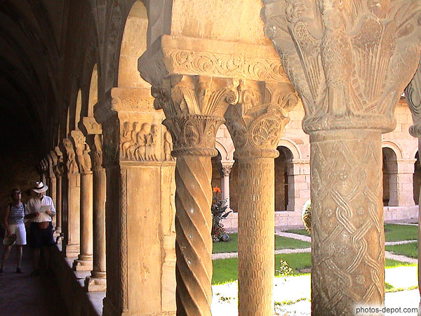 photo de sculptures romanes des colonnes du cloiître d'Elne