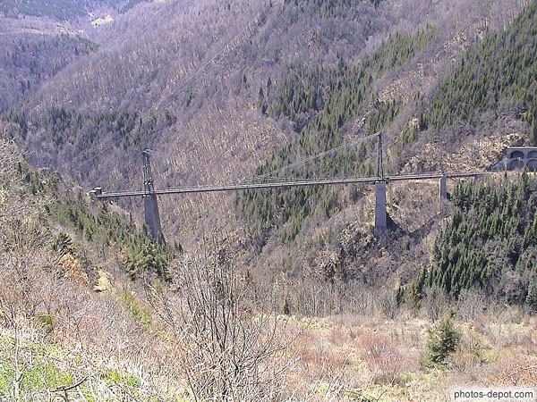photo de pont traversant les gorges