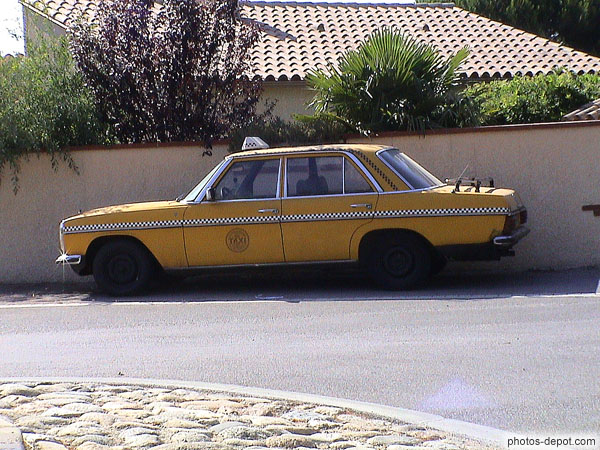 photo de vieille mercedes taxi jaune