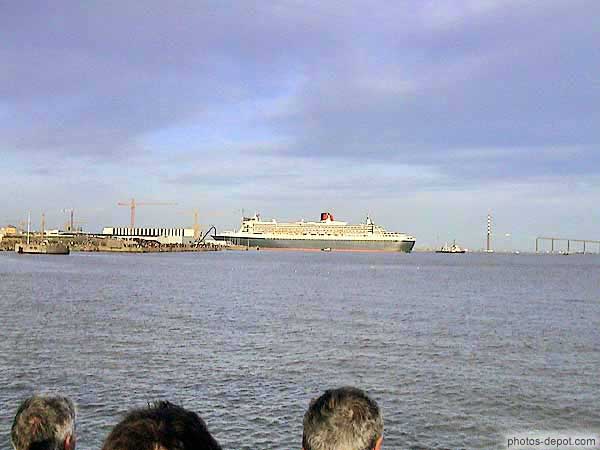 photo de paquebot Queen Mary 2 devant le pont de St Nazaire