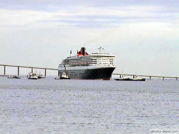 photo de Queen Mary II sot du port