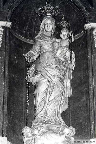 photo de Notre Dame des Victoires tenant un chapelet