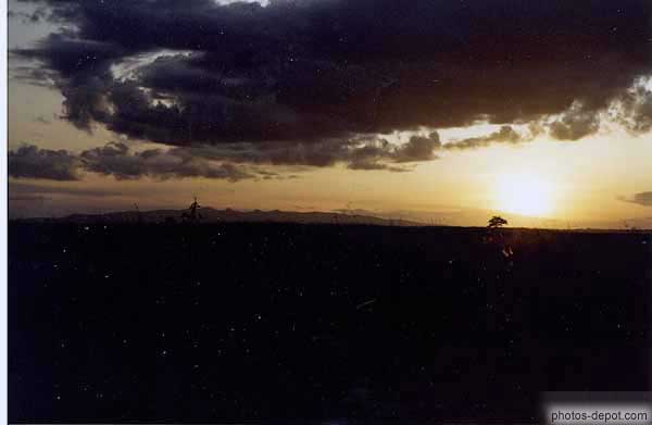 photo de coucher de soleil sur la savane