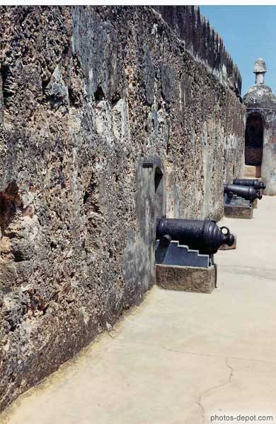 photo de murs et canons du fort Jesus