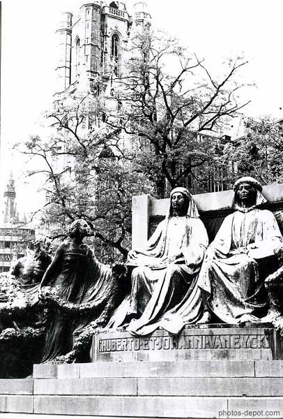 photo de frÃ¨res Van Eyck devant la cathÃ©drale St Bavon