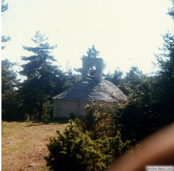 photo de chapelle romane dans la campagne