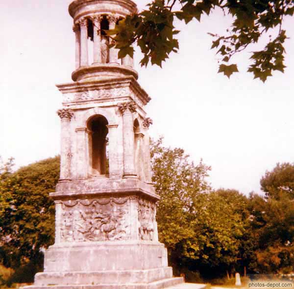 photo de monument colonne dans le parc
