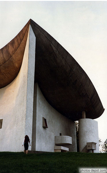 photo de pointe de l'église de Ronchamps, Le Corbusier