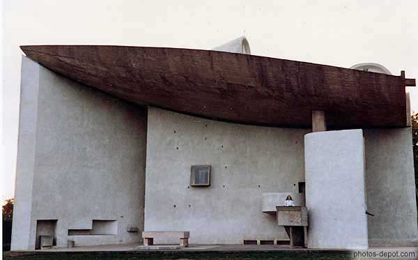 photo de Ronchamps, église Le Corbusier, en forme de bateau