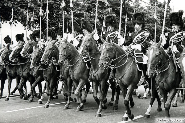 photo de défilé des Lanciers à cheval en bonnet à poils