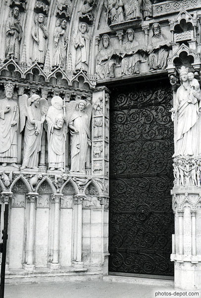 photo de Trumeau du portail de la vierge, statue moderne