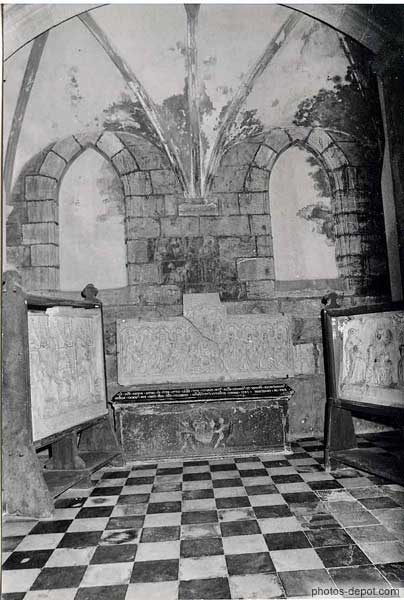 photo de bas reliefs et sarcophage dans la crypte