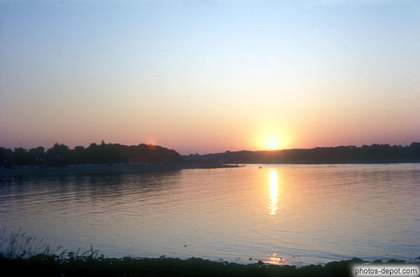 photo de coucher de soleil sur l'eau