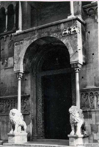 photo de lions supportant les colonnes de l'entrée