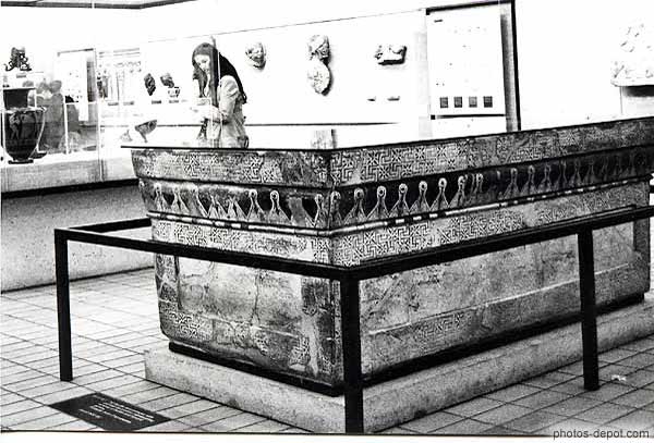 photo de large sarcophage recouvert de mosaïques