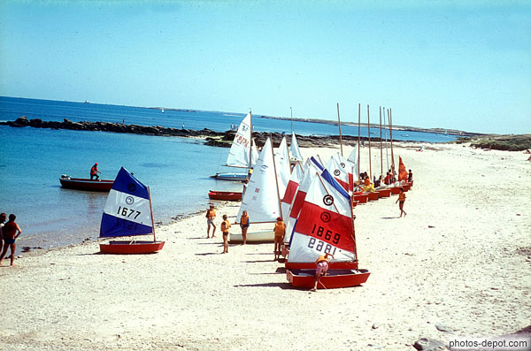 photo de petits voilier sur la plage