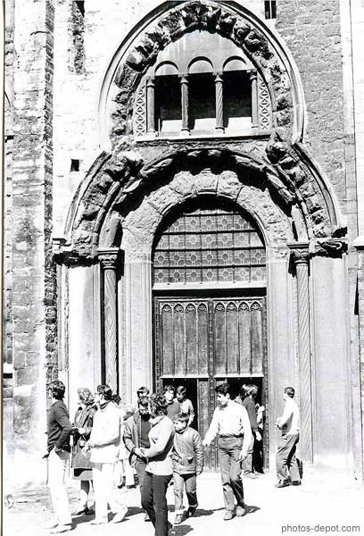 photo de gens sortent de la porte entrée église