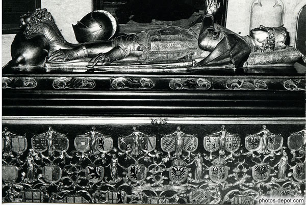 photo de sculpture tombe du roi chevalier