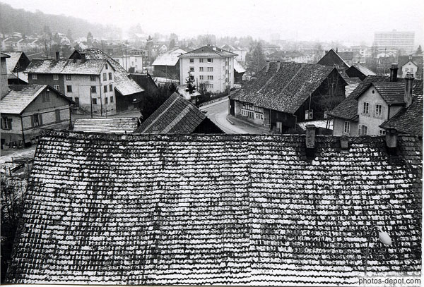 photo de village aux toits eneigés
