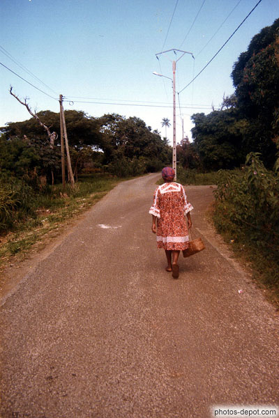 photo de femme marche sur la route