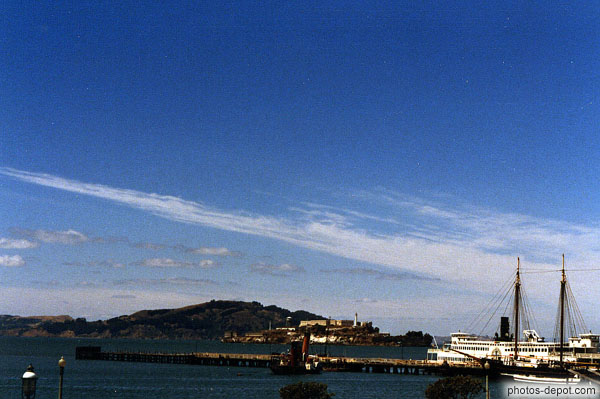 photo de bateaux sur la baie devant Alcatraz