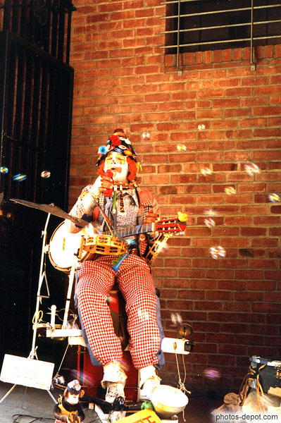 photo de clown au banjo et bulles de savon Gate 39