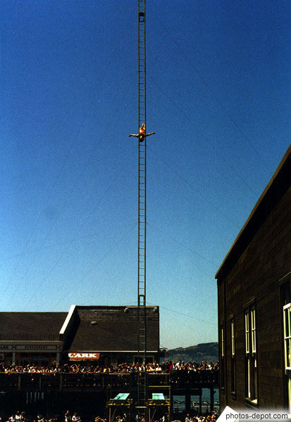 photo de plongeon vertigineux du haut d'une échelle sur Gate 39