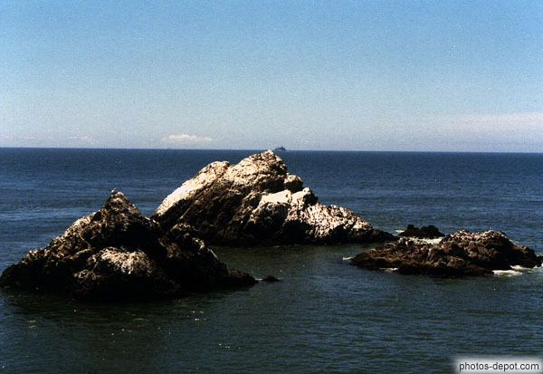 photo de rochers dans la mer
