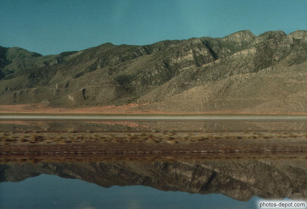 photo de monts se refletant dans le lac
