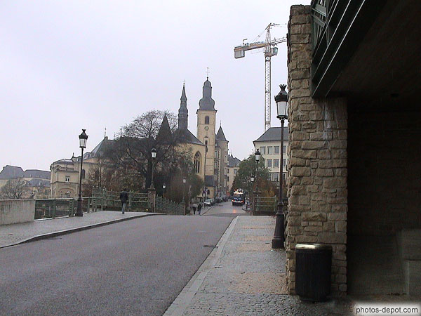 photo de rue montante vers St Michel
