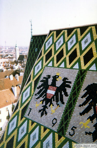 photo de Saint Stephan se distingue au premier abord par sa toiture de tuiles multicolores qui dessinent, côté nord, des aigles royaux accompagnées de la date de restauration