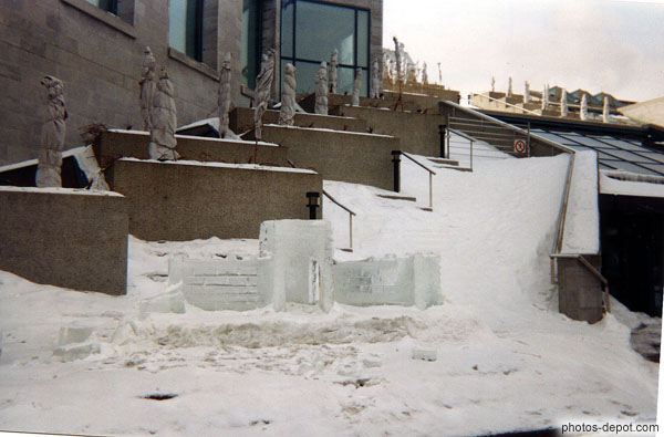photo de petit chateau de glace devant le Musée de la Civilisation, Québec