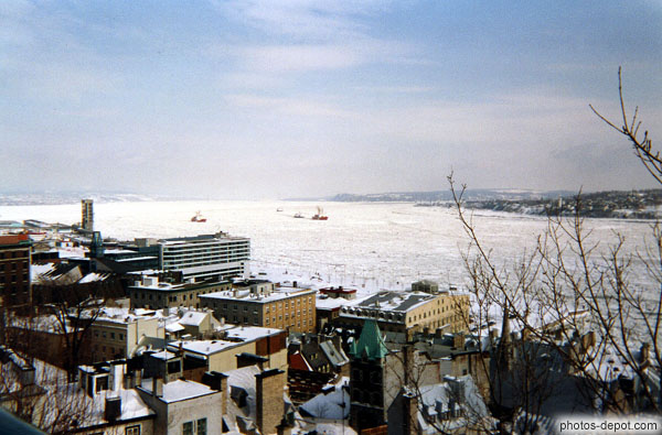photo de Brise-glace sur le fleuve St Laurent gelé depuis la terrasse Dufferin à Québec
