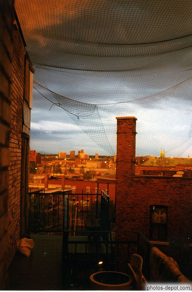 photo de Montréal vue d'une terrasse protégées d'un filet au coucher du soleil
