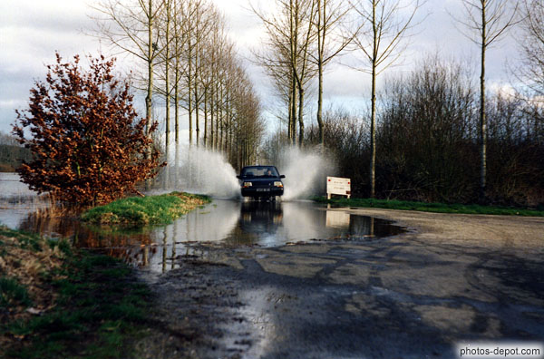photo de Renault 5 sur route inondée