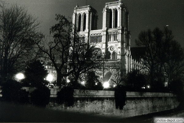 photo de Cathédrale Notre Dame éclairée la nuit