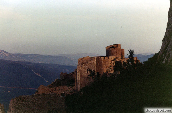 photo de Château de Peyrepertuse se découpant sur la vallée
