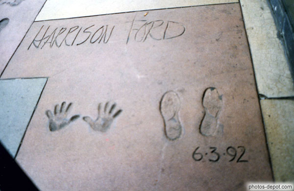 photo d'empreintes mains et pieds de Harrison Ford sur l'esplanade du Mann's Chinese Theatre