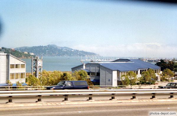 photo de Port de SFO derrière l'autoroute