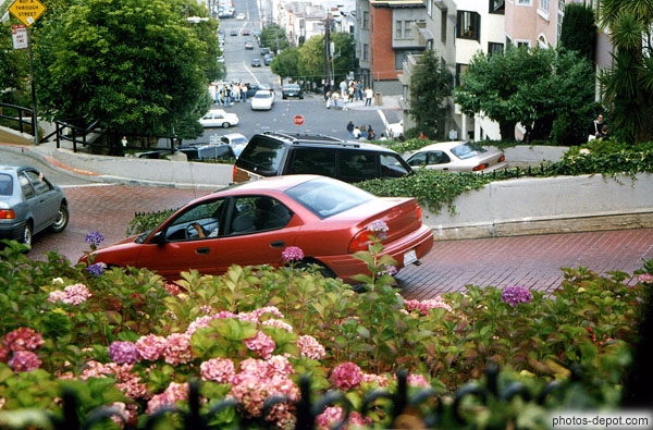 photo d'une des rares rues en zig zag de SFO, bordée de fleurs, Lombard street, a été concue pour présenter une pente de 26%