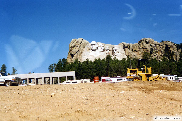 photo de travaux devant le Mont Rushmore