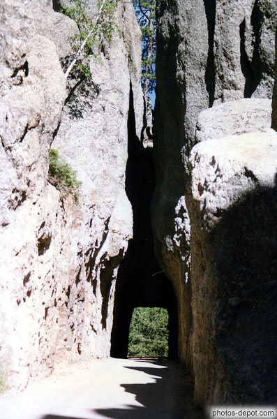 photo de Tunnel creusé dans le rocher