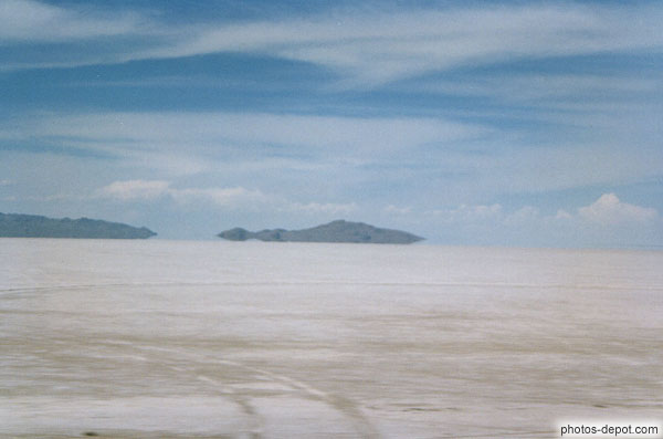 photo de lac salé désseché : un désert de sel parfaitement plat