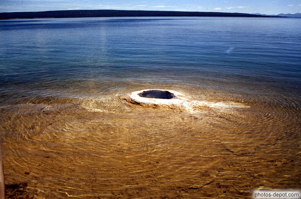 photo de geyser dans le lac