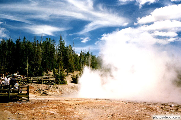photo de geyser en activité